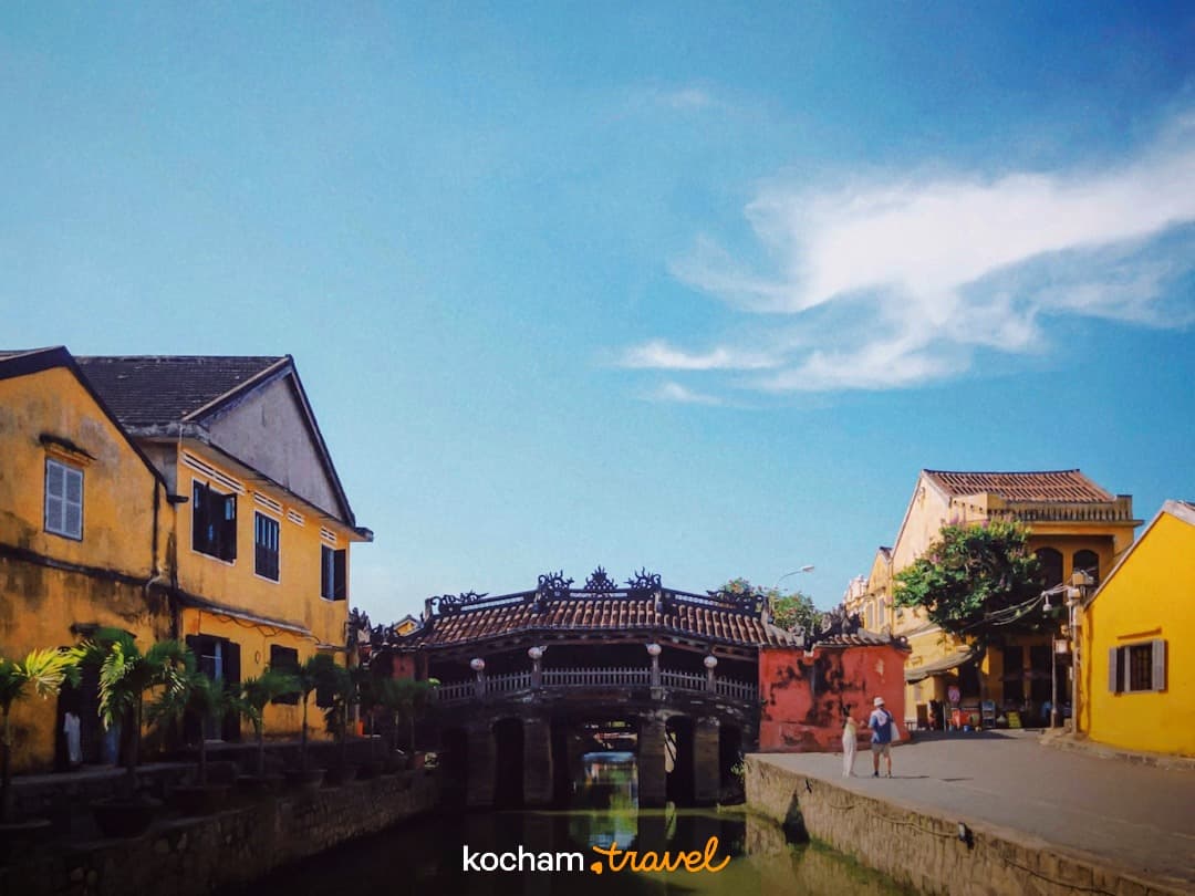 Historyczny Japoński Most Kryty, Hoi An, Wietnam, kolorowe budynki, kanał.