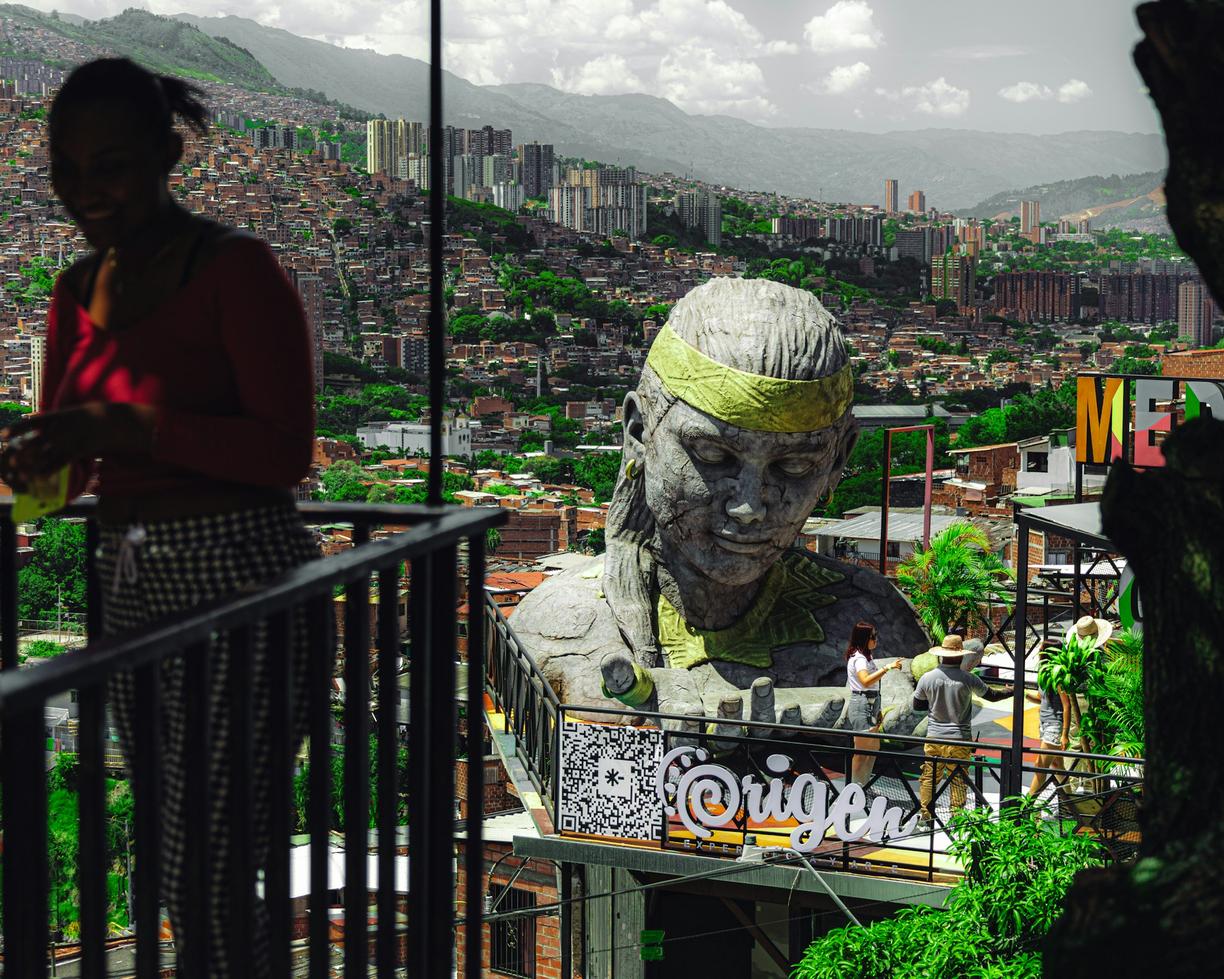 Widok na Medellín z rzeźbą w tle.