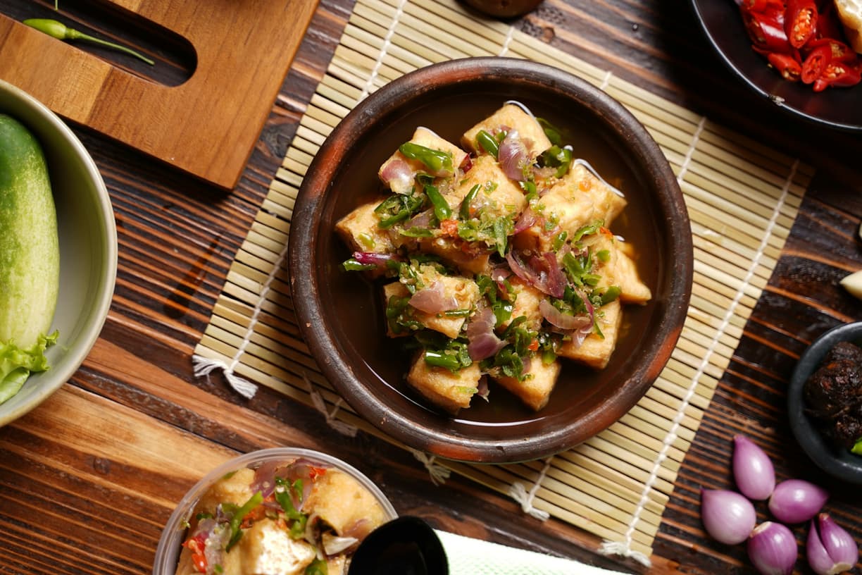 Indonezyjskie smażone tofu z pikantnym toppingiem z chili i cebuli.