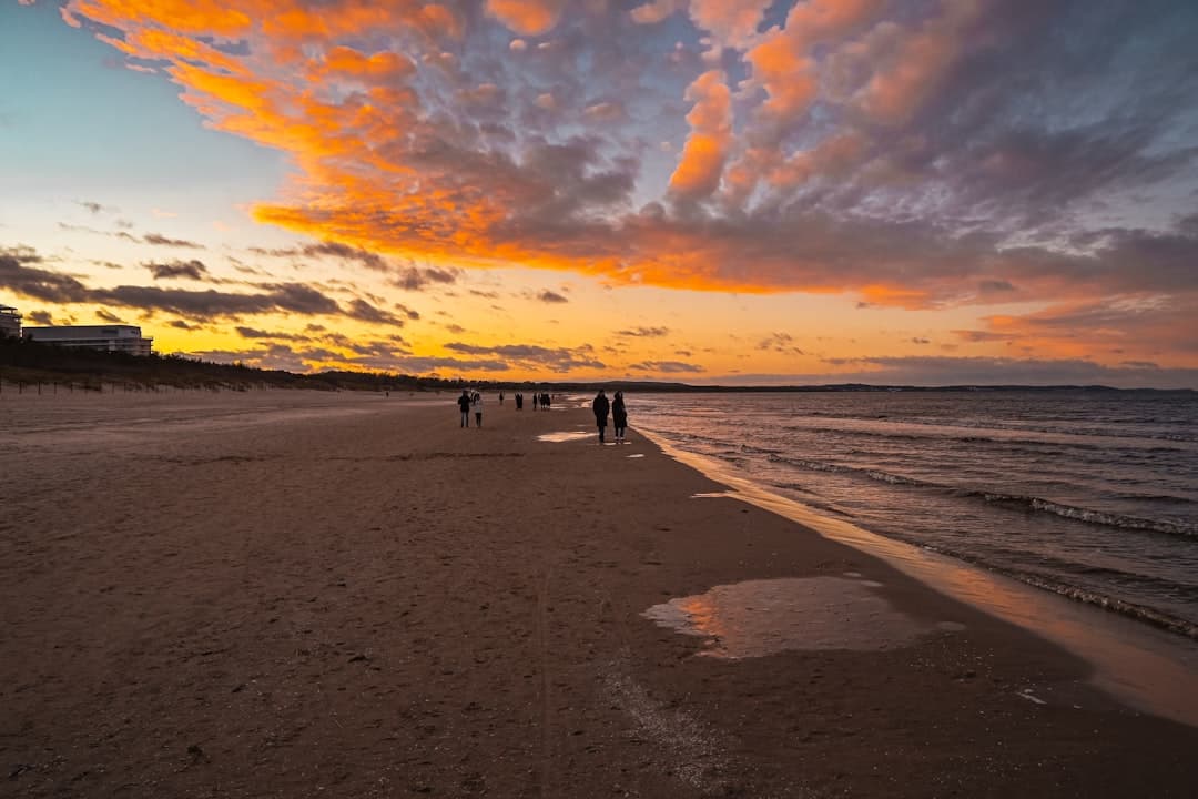 Zachód słońca nad plażą Bałtyku z turystami