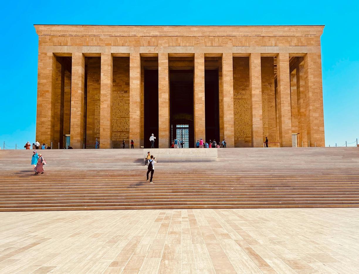 Monumentalne mauzoleum Anıtkabir w Ankarze, Turcja, z szerokimi schodami.