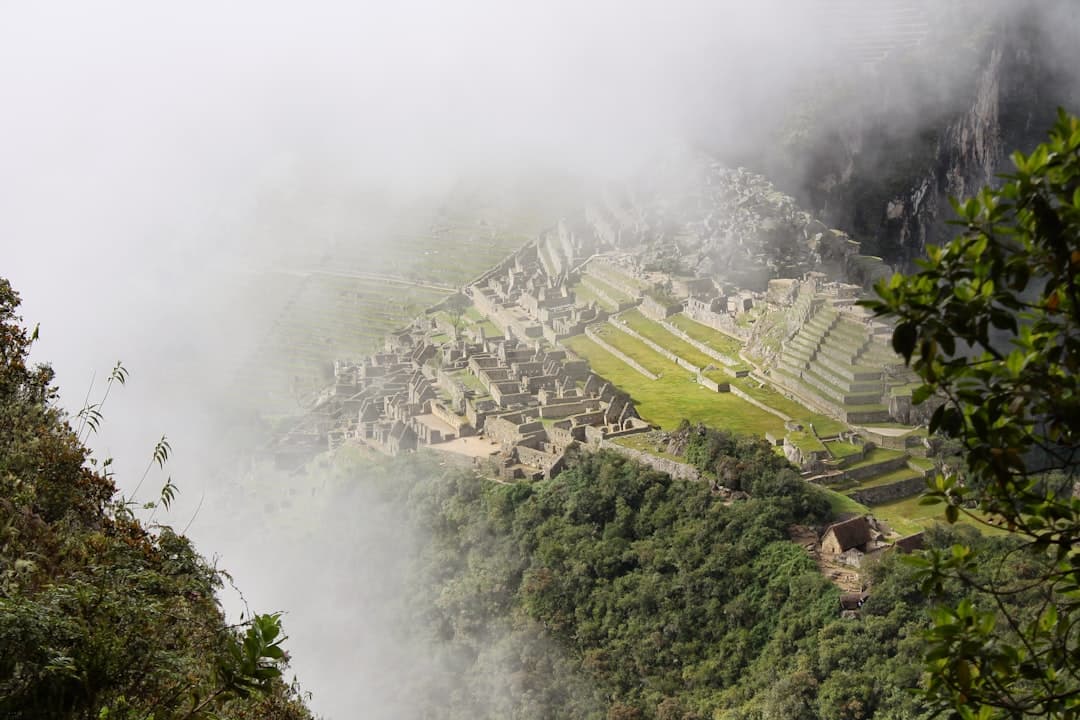 Machu Picchu, starożytne ruiny Inków i zielone tarasy we mgle.