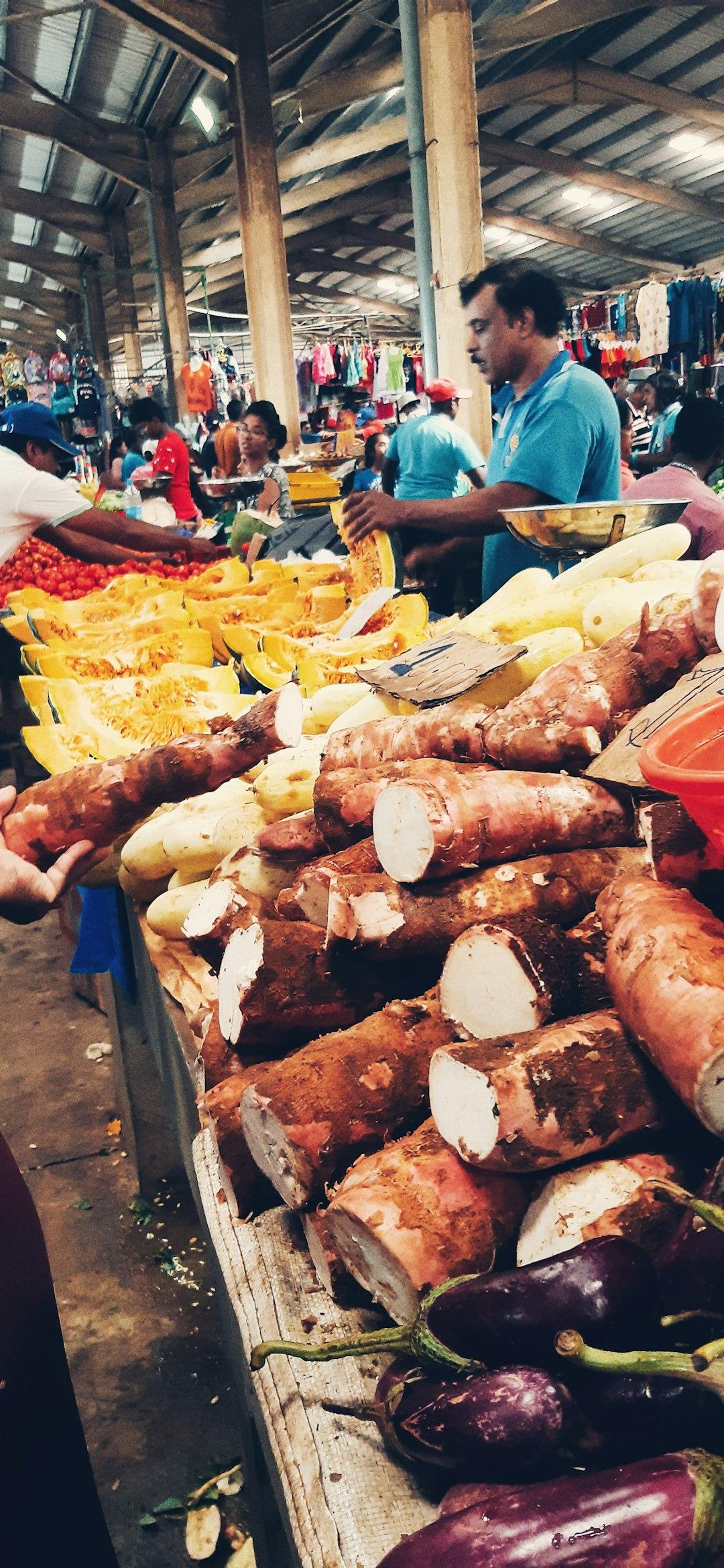 Targ w Port Louis z lokalnymi produktami