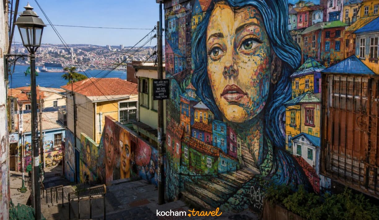 Valparaíso, Chile: kolorowe domy, mural kobiety i widok na port.