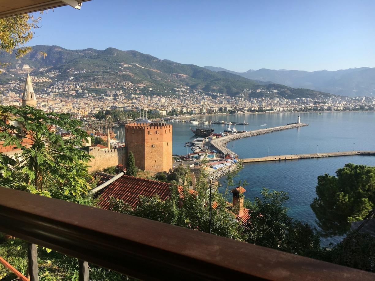 Alanya: Czerwona Wieża, port, miasto na tle gór Taurus.