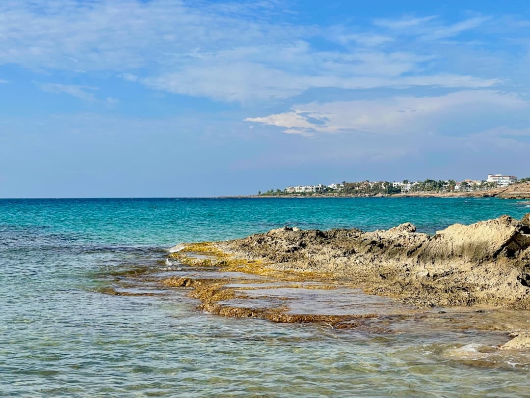 Rodzina bawiąca się na plaży w Pafos