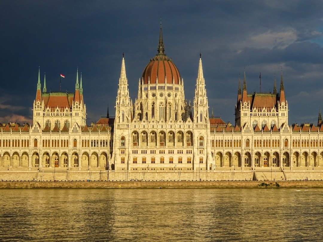 Węgierski Parlament w Budapeszcie nad Dunajem o zachodzie słońca