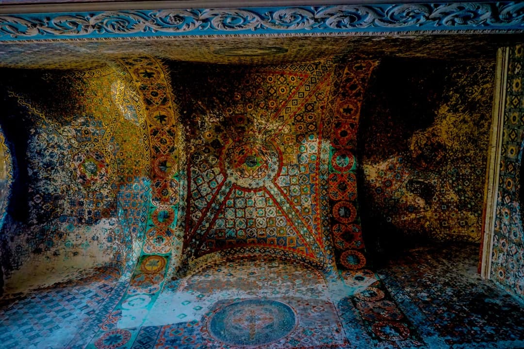 Wnętrze zamku Bodrum z artefaktami archeologicznymi