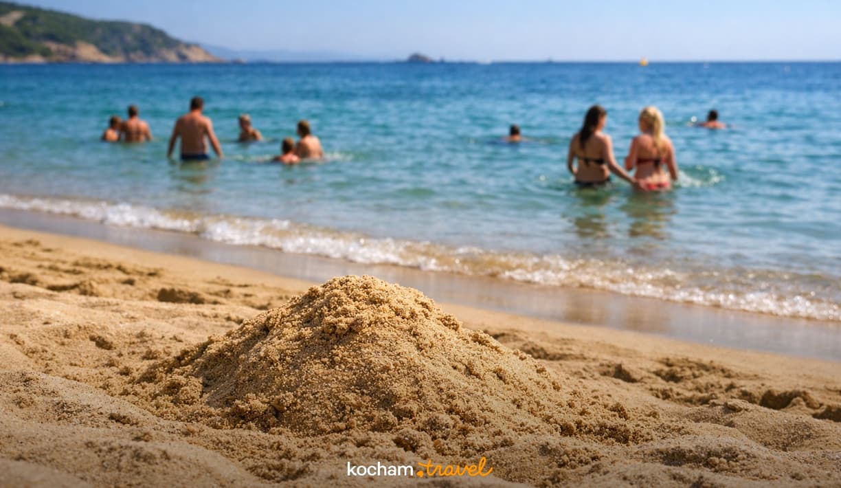 Ilustracja do tematu: Gdzie schować telefon i gotówkę na plaży, gdy wszyscy idą do wody? Sprawdzone patenty.