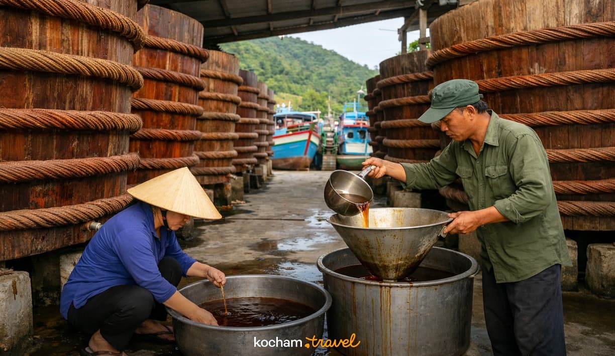 Ilustracja do tematu: Wietnam. Tradycyjna produkcja sosu rybnego na Phu Quoc – kulinarna wizytówka wyspy