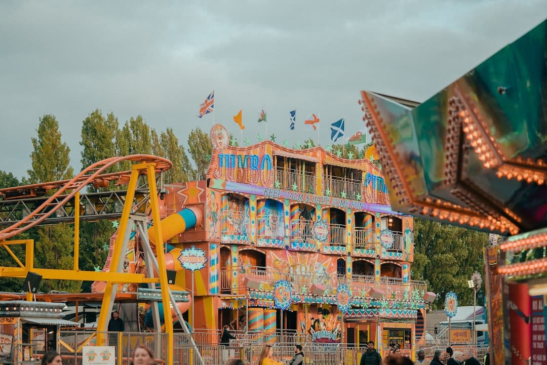 Kolorowy festiwal w Kingston z tańczącymi ludźmi w kostiumach