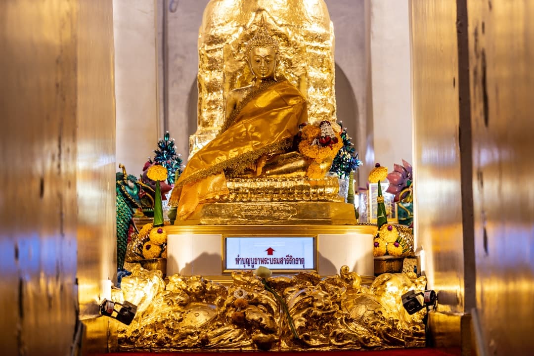 Złoty posąg Buddy w Wat Phra Yai