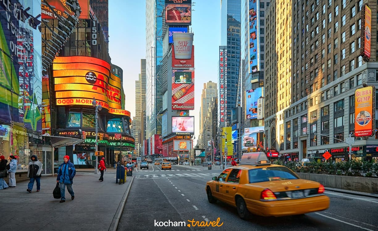 Ikoniczny Times Square w Nowym Jorku, jasne bilbordy i taksówka.