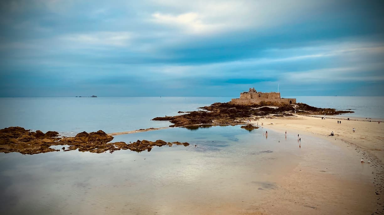 Francja. Najpiękniejsze plaże Francji: Od Lazurowego Wybrzeża po Bretanię i Normandię.