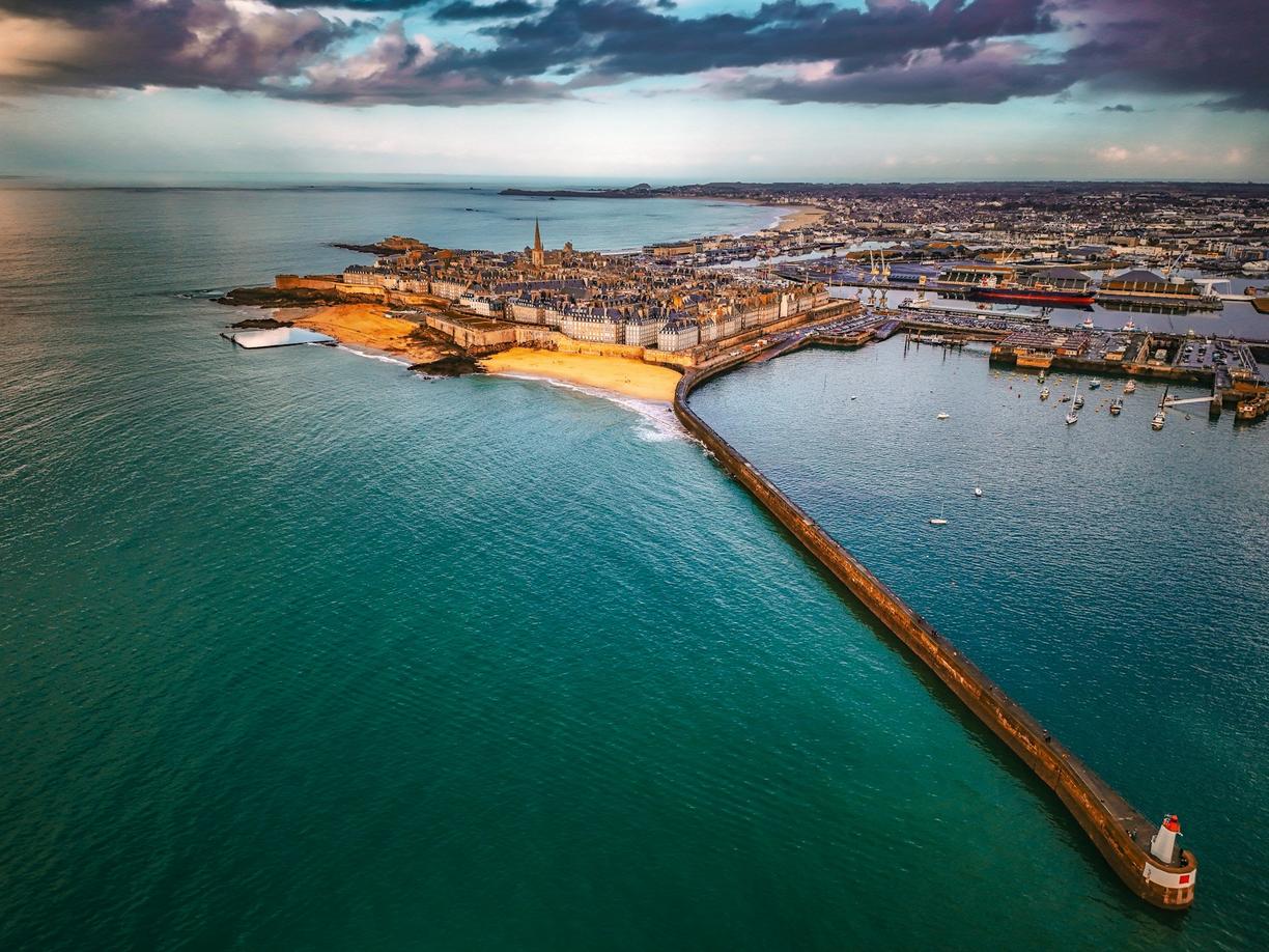 Panorama Saint-Malo z lotu ptaka o zachodzie słońca.