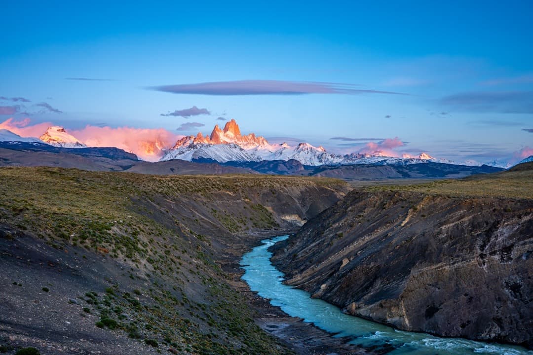 Góry Fitz Roy, turkusowa rzeka, kanion, zachód słońca w Patagonii.