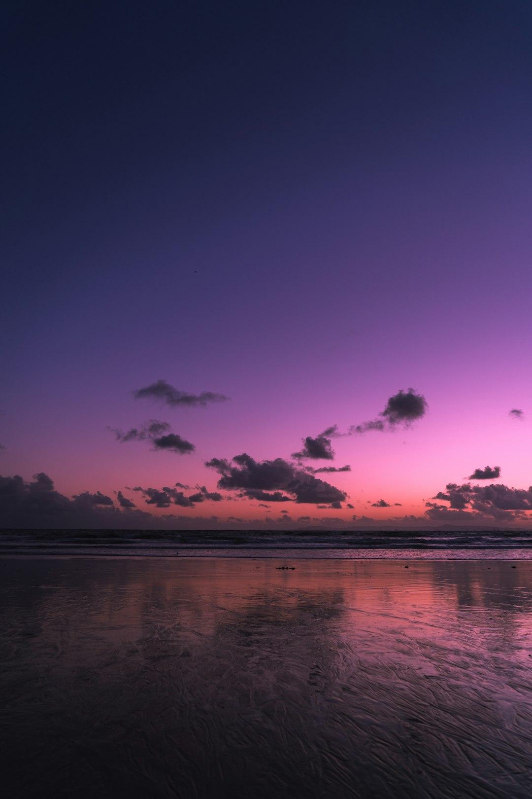 Piękny zachód słońca nad plażą do kitesurfingu na Mauritiusie