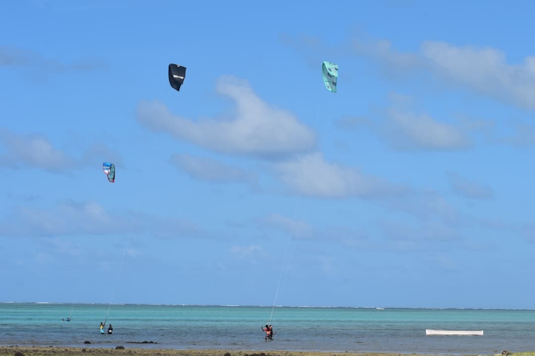 Kitesurfing w okolicach Blue Bay: Gdzie szukać najlepszych spotów na Mauritiusie?