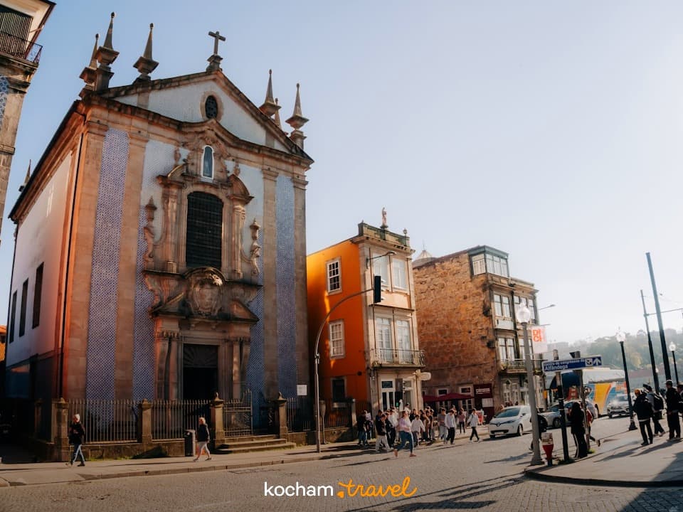 Zabytkowy kościół azulejos i kolorowe kamienice w słonecznym Porto