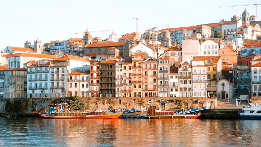 Kolorowe historyczne budynki nad rzeką Douro w Porto, Portugalia