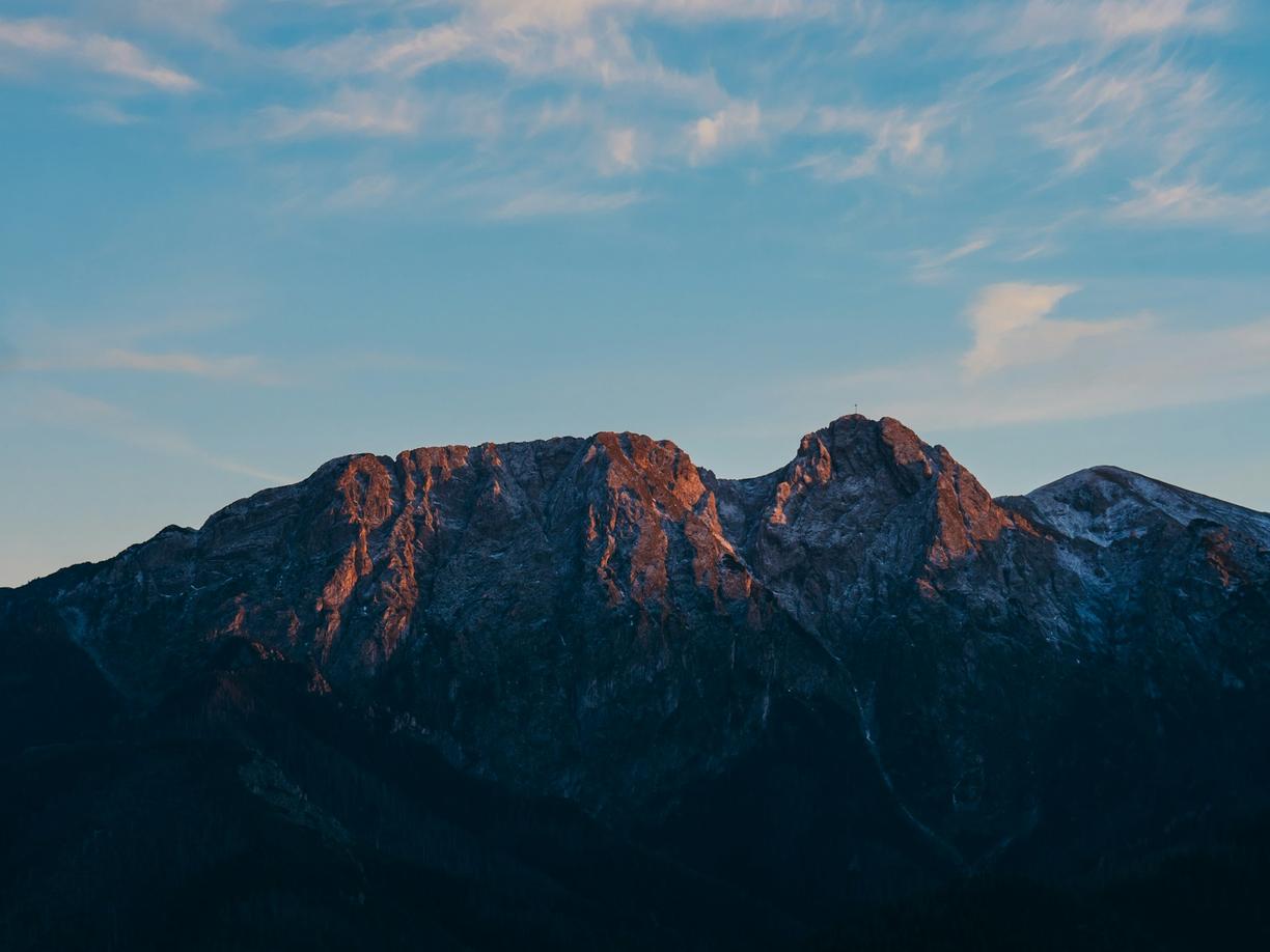 Zakopane poza sezonem: Odkryj Tatry bez tłumów na Krupówkach