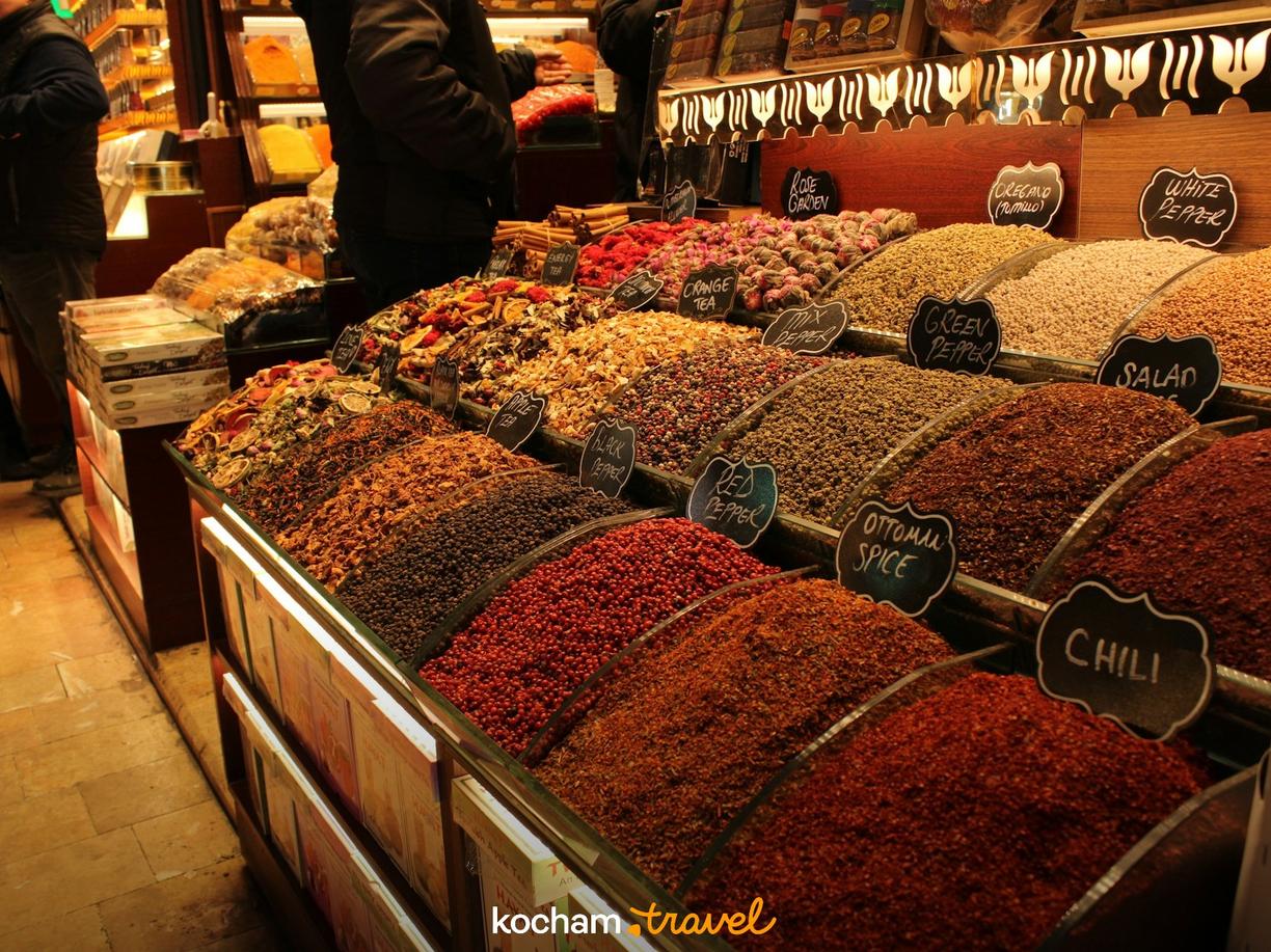 Różnorodne, aromatyczne przyprawy i herbaty na tureckim bazarze.