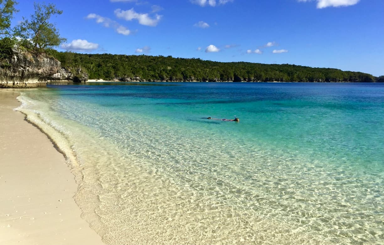 Oceania. Najpiękniejsze plaże w okolicach Luganville: Champagne Beach i inne perełki