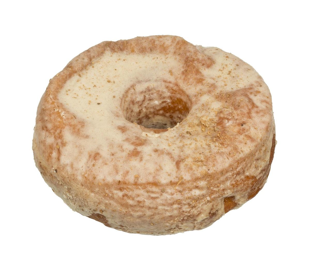 Słodki lukrowany donut z posypką na białym tle.