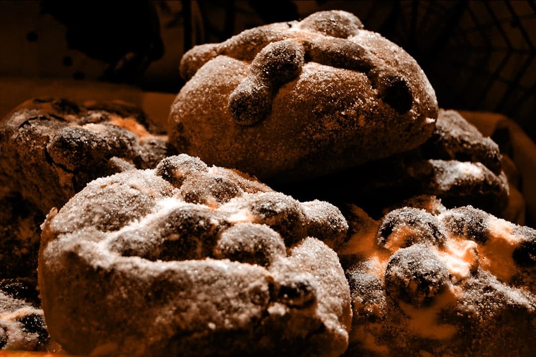Tradycyjne meksykańskie Pan de Muerto posypane cukrem.