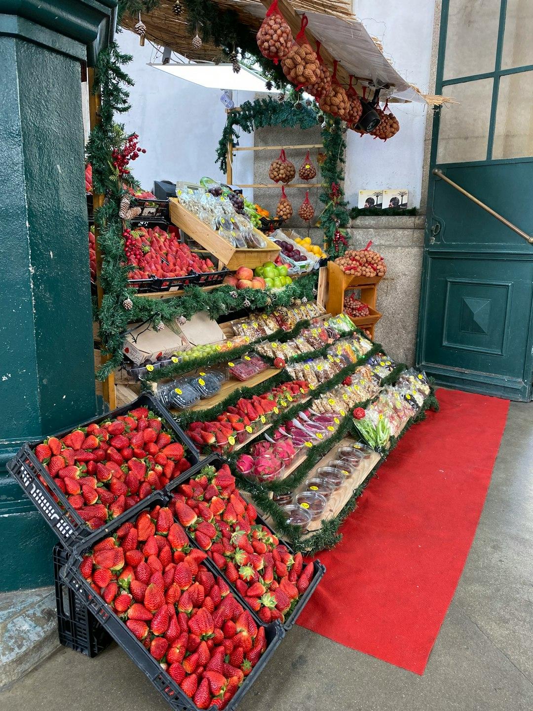 Kolorowy lokalny rynek w Sardynii