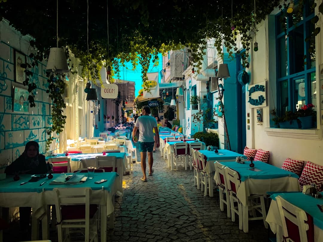 Turyści cieszący się greckimi posiłkami w restauracji