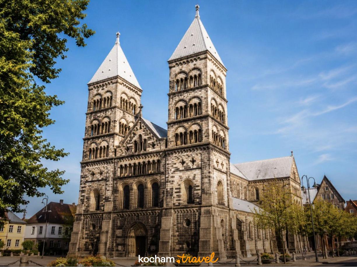 Romańska Katedra w Lund, Szwecja, pod błękitnym niebem.