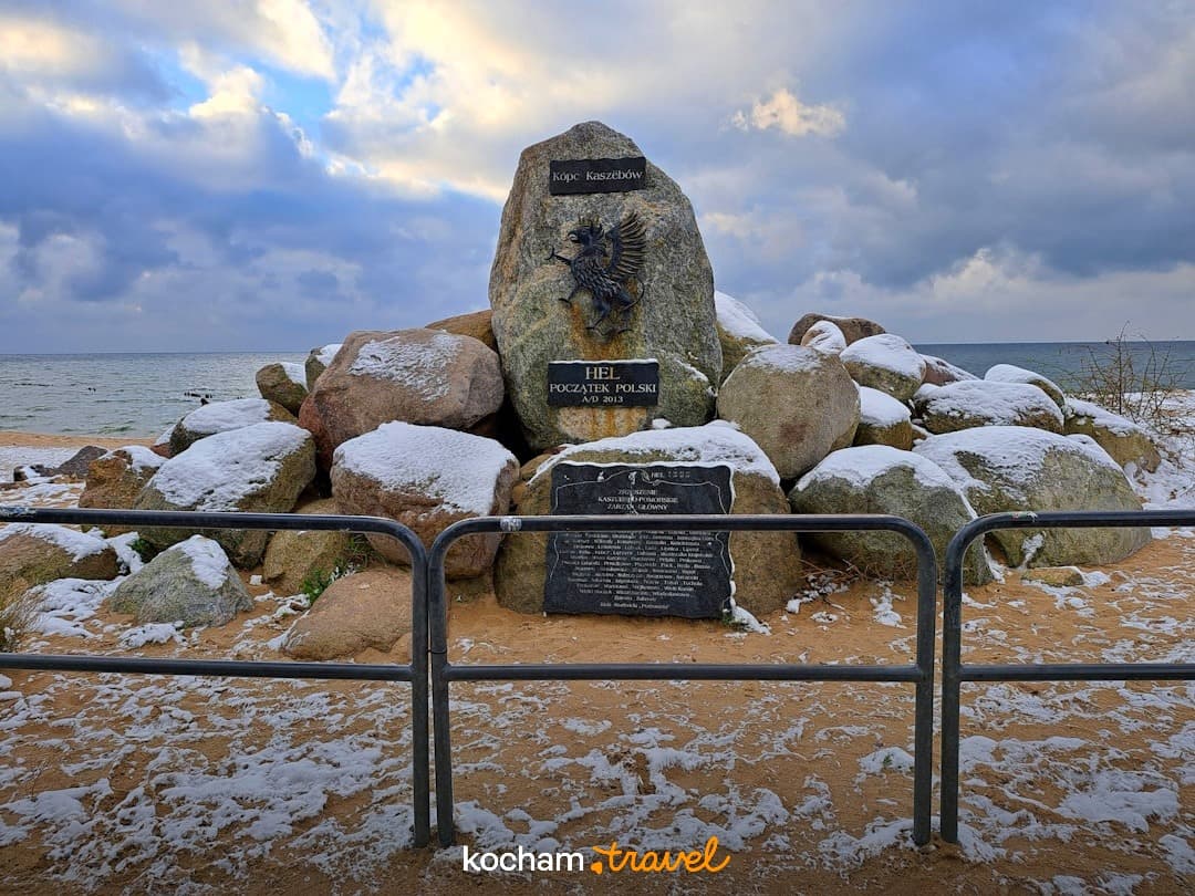 Kopiec Kaszubski, pomnik na śnieżnej plaży, morze Hel zima.