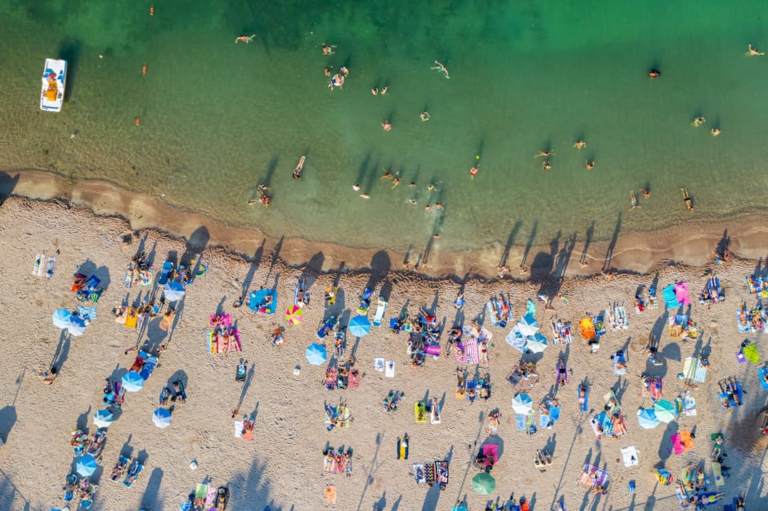 Ludzie cieszący się sportami wodnymi na słonecznej plaży