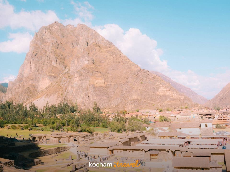 Górski krajobraz Ollantaytambo, starożytne ruiny Inków, miasteczko w dolinie.