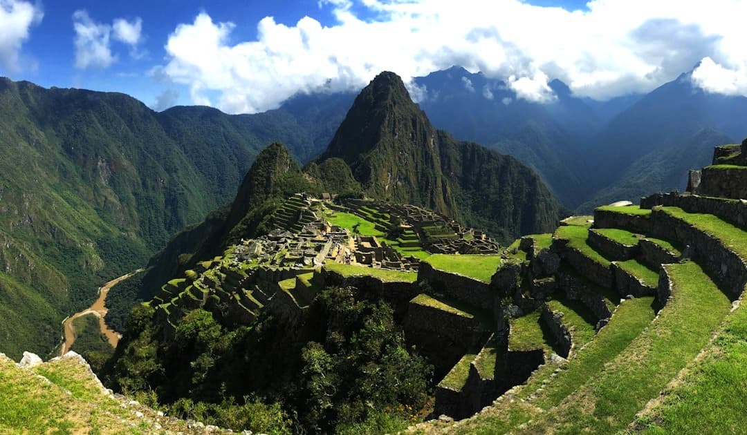 Panoramiczny widok ruin Machu Picchu w Andach, zielone tarasy.