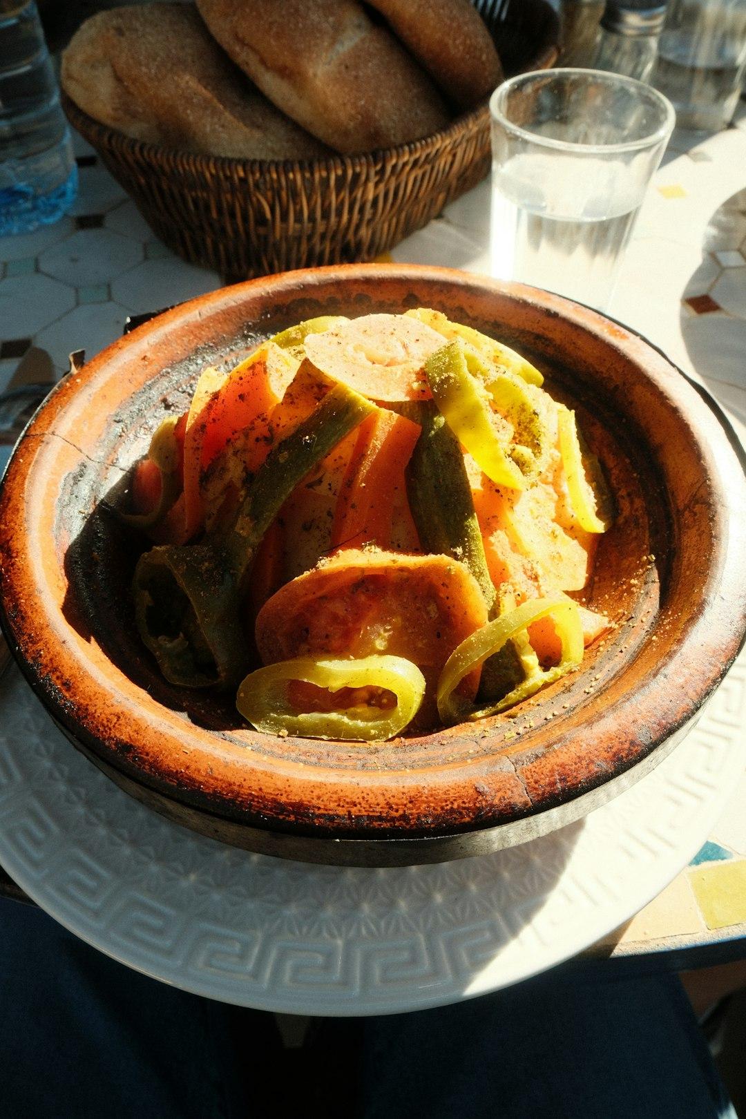 Tradycyjna potrawa tagine z warzywami i chlebem