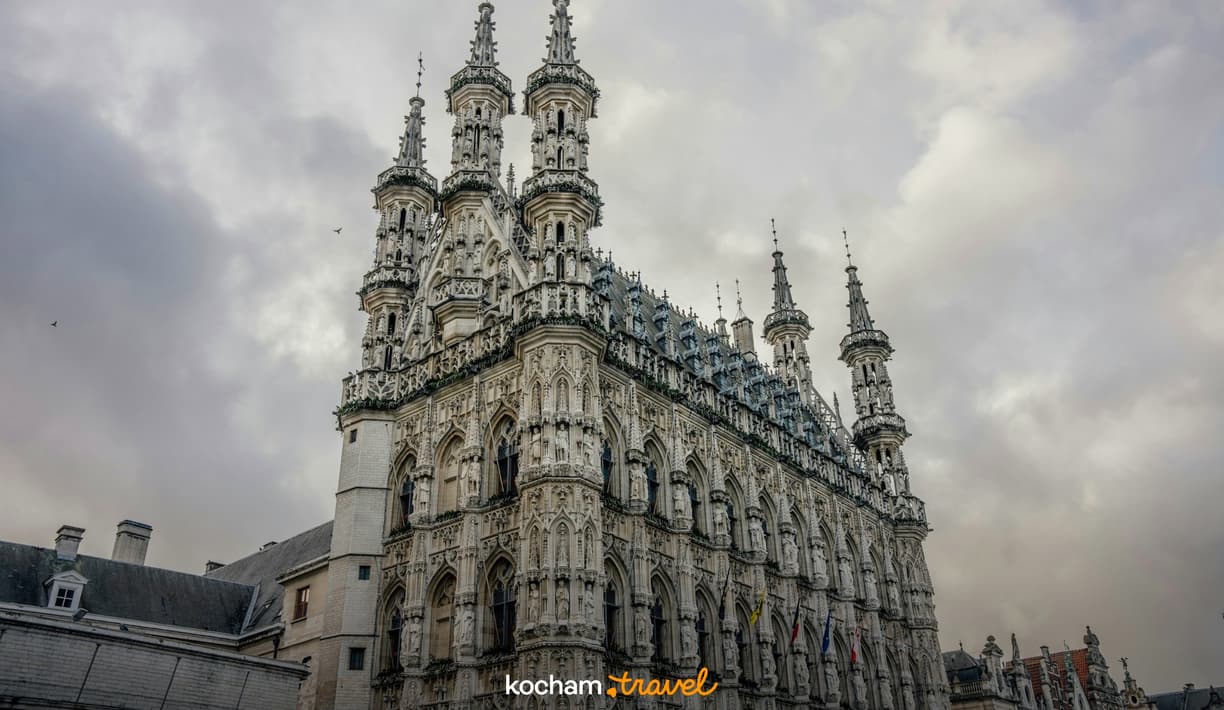 Bogato zdobiony gotycki ratusz w Leuven, Belgia.