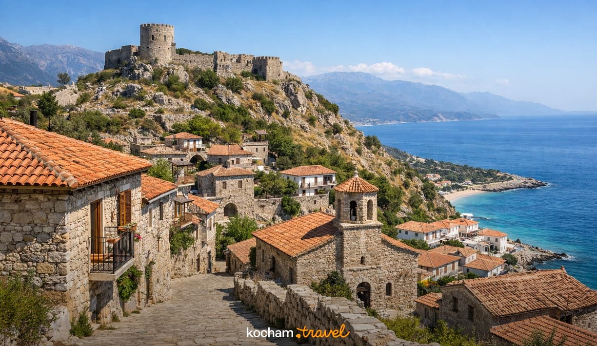 Ilustracja do tematu: Albania. Zamek i Stare Miasto w Himarze – historyczny spacer po sercu Riwiery.