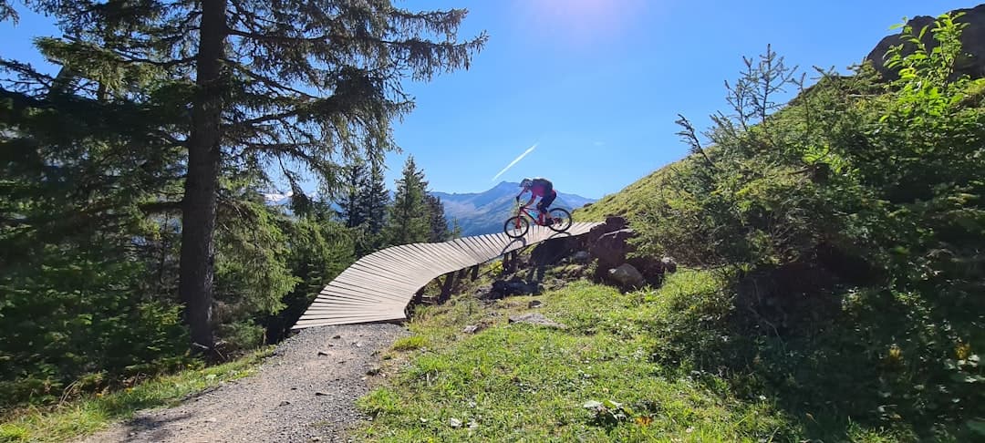 Rowerzysta na górskiej trasie rowerowej