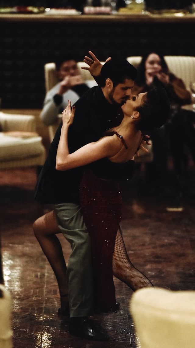 Elegancka para tańcząca namiętne tango na wieczornym parkiecie.