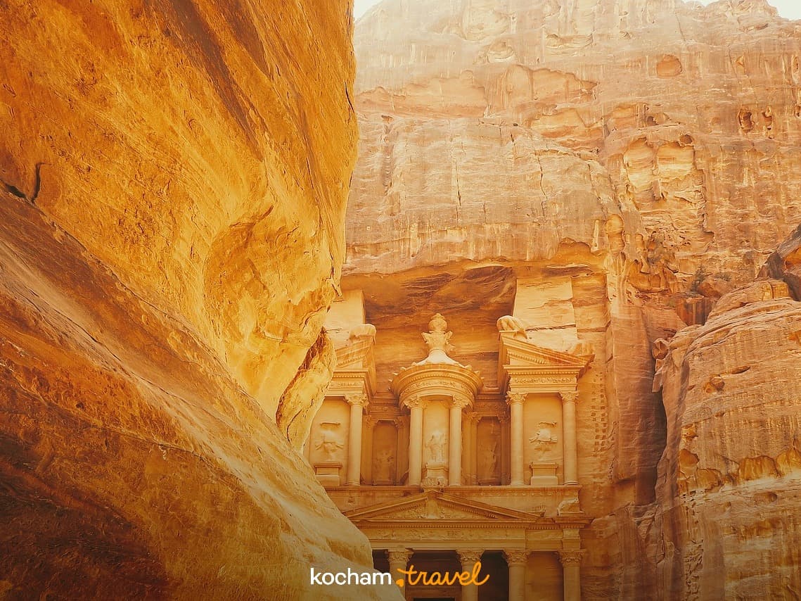 Petra, Jordania: Skarbiec Al-Khazneh, starożytna fasada wykuta w piaskowcu.