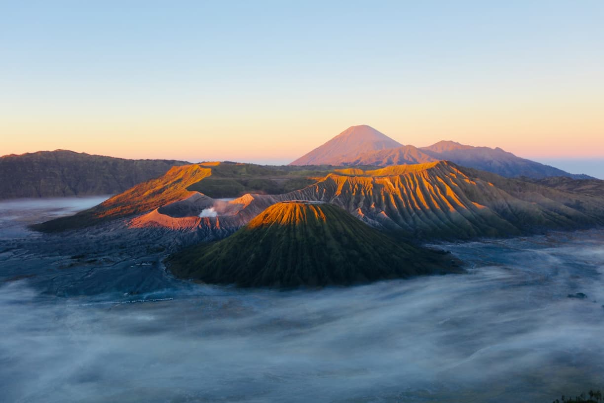 Indonezja. Wschód słońca na Bromo: Przewodnik po trekkingu na aktywny wulkan Jawy