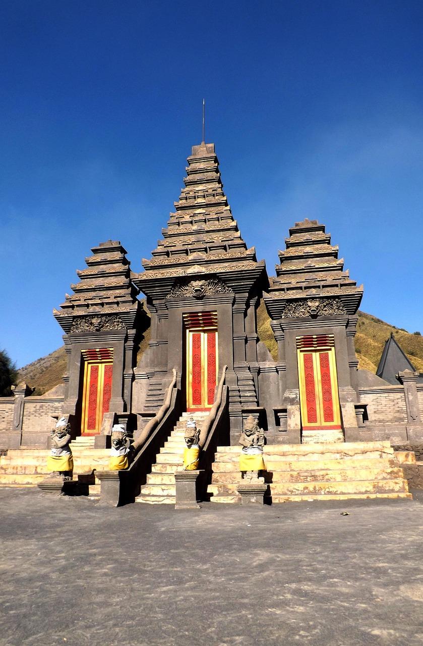 Hinduska świątynia Pura Luhur Poten na tle wulkanu Bromo.