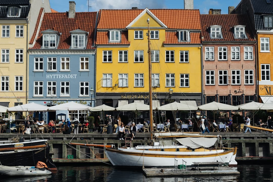 Tradycyjne duńskie smørrebrød z dodatkami
