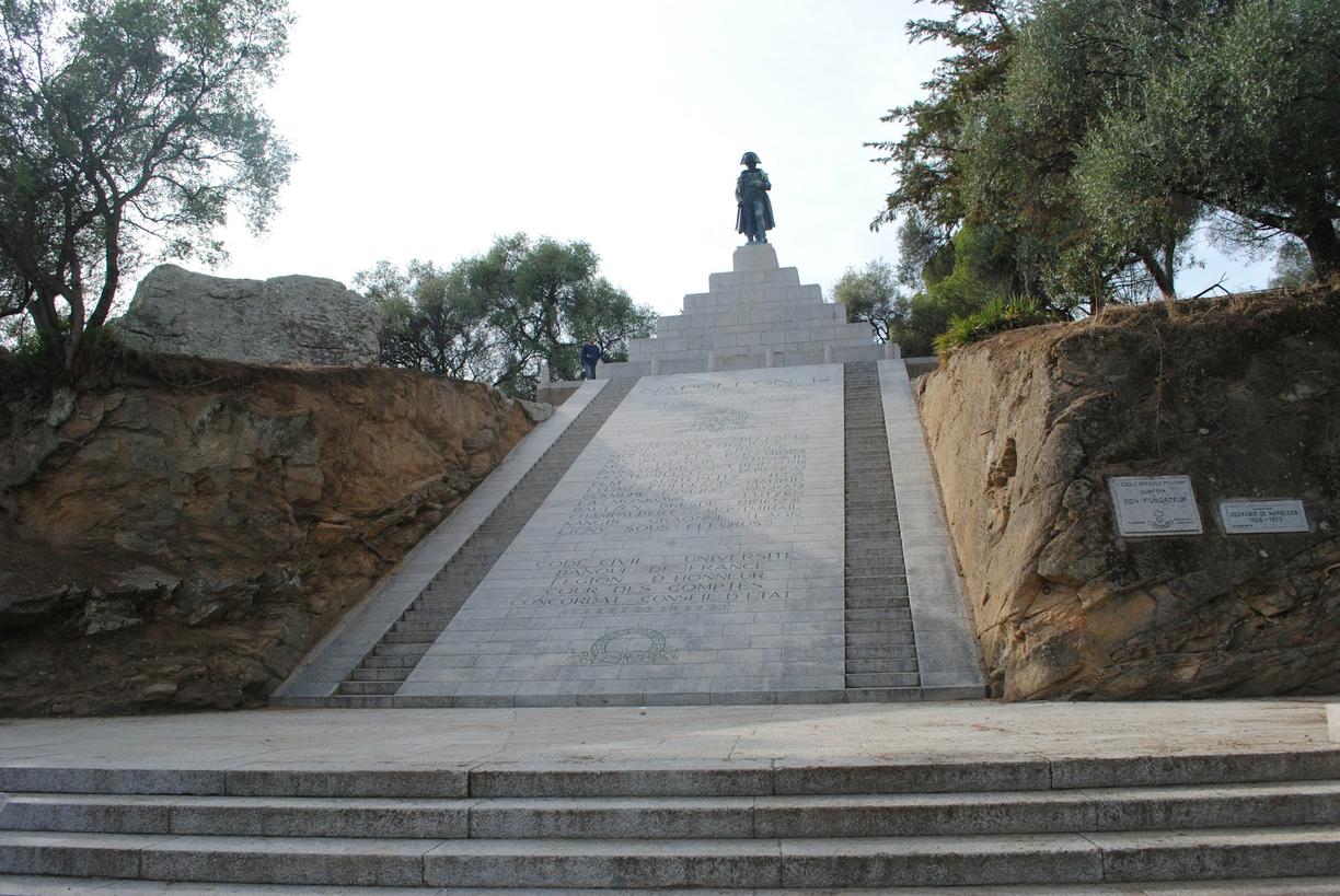 Monumentalne schody z posągiem Napoleona Bonaparte na szczycie, Korsyka.