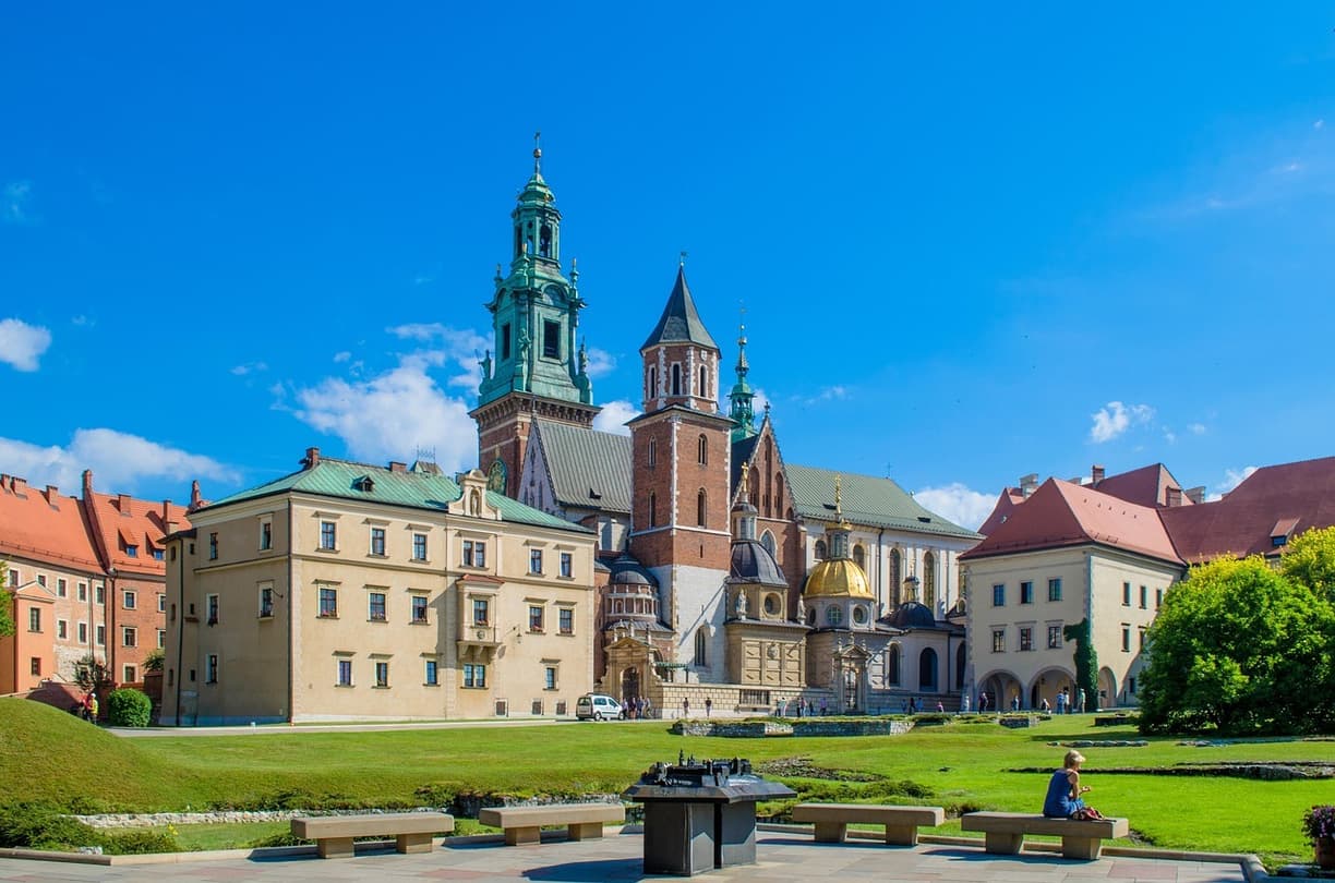 Zamek Królewski na Wawelu, Katedra, Kraków, słoneczny dzień, historyczna architektura.