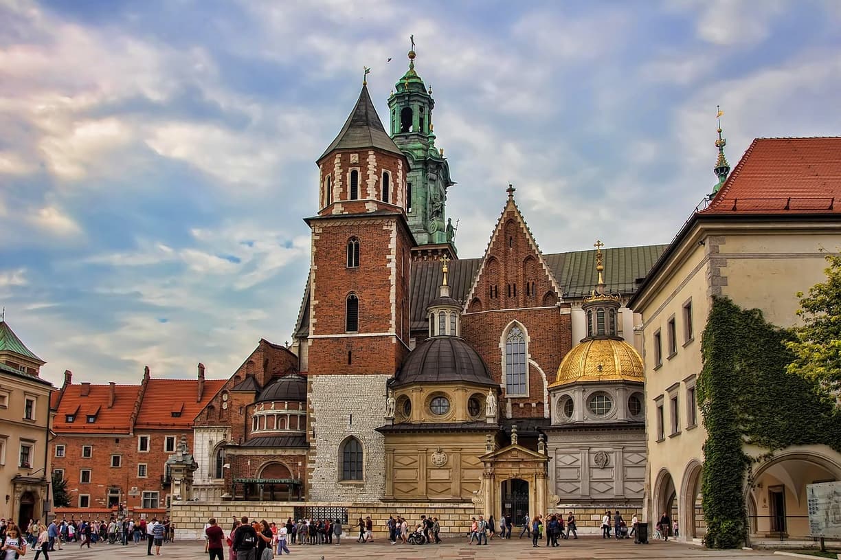 Historyczna Katedra Wawelska z zieloną wieżą i złotą kopułą w Krakowie.