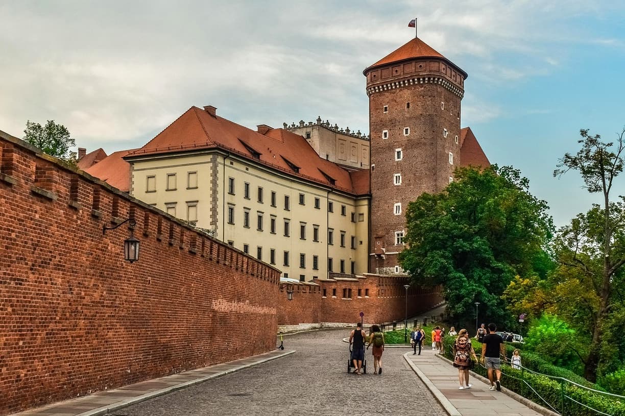 Historyczny Zamek Królewski na Wawelu w Krakowie, ceglane mury, turyści.