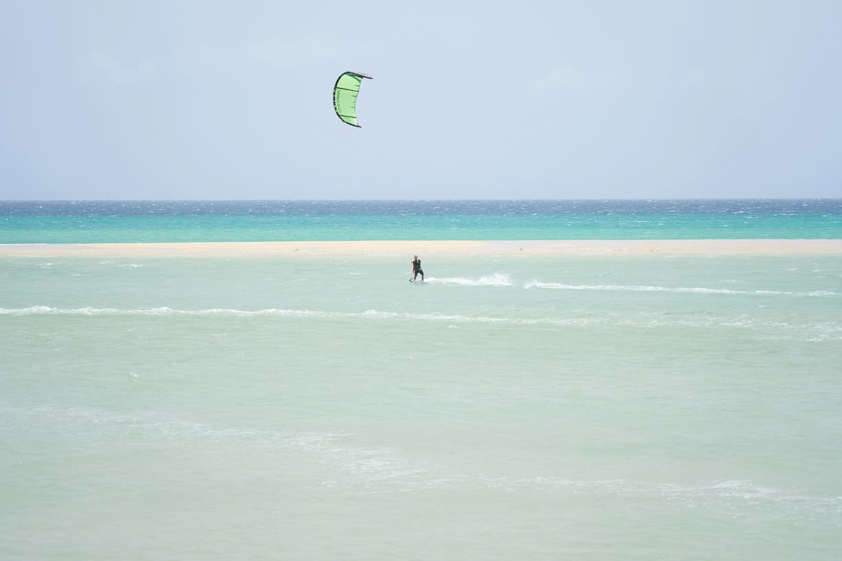 Kitesurfing i windsurfing na Fuerteventurze: Przewodnik po najlepszych spotach Europy